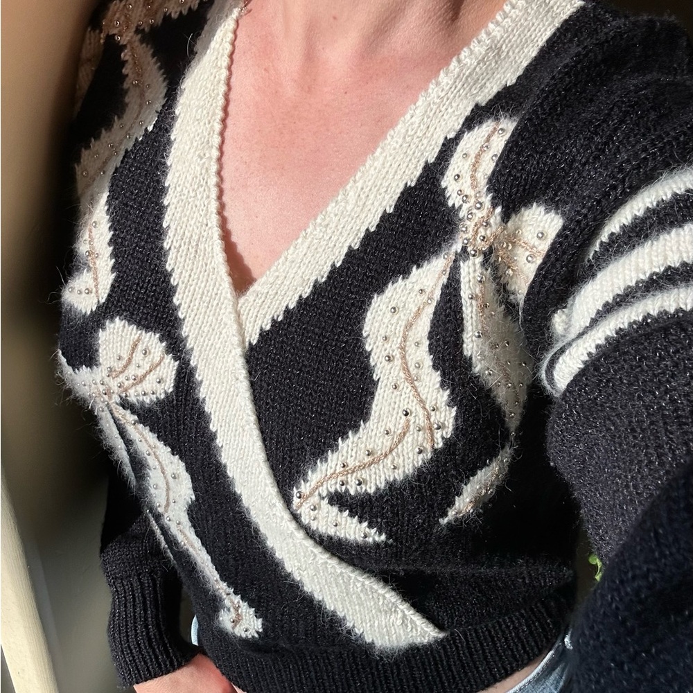 Vintage Knitworks Black and Cream V-Neck Sweater - Picture 4 of 16